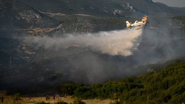 Φωτιά στην Άρτα – Επιχειρούν τρία εναέρια μέσα της Πυροσβεστικής