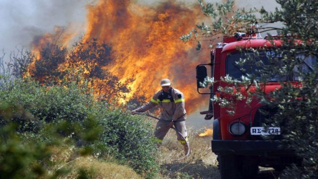 Φωτιά στην Αλεξανδρούπολη: Σπίτια και επιχειρήσεις τυλίχθηκαν στις φλόγες – Πληροφορίες και για εγκλωβισμένους (video)