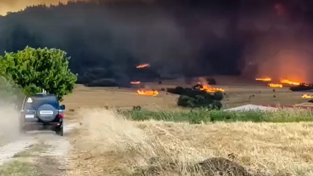 Φωτιά στην Αλεξανδρούπολη: Πολλαπλασιάζονται τα μέτωπα – Κάηκε ολοσχερώς εκκλησία στο Αετοχώρι (video)