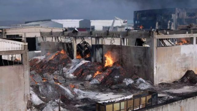 Δύσκολη η κατάσταση με την φωτιά στον Ασπρόπυργο: Στις φλόγες εργοστάσια και αποθήκες – Ακούγονται εκρήξεις
