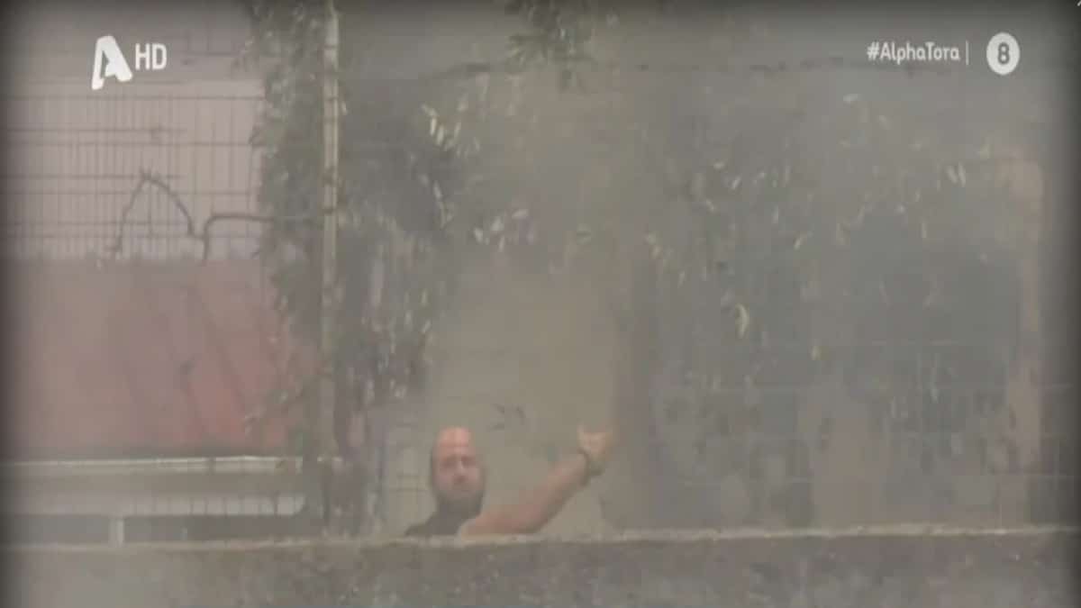 «Βοήθεια»: Δραματική έκκληση πολίτη σε live μετάδοση ενώ καιγόταν το σπίτι του (Video)