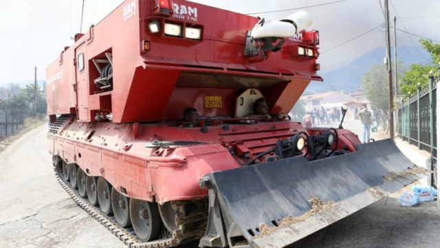 Το θηριώδες πυροσβεστικό άρμα Leopard δίνει μάχη στην Πάρνηθα (ΦΩΤΟ-ΒΙΝΤΕΟ)
