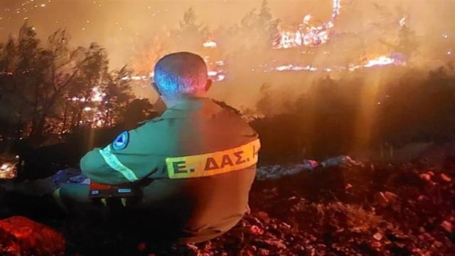 «Κάναμε ό,τι μπορούσαμε, δεν ήταν αρκετό»: Συγκλονιστική φωτογραφία εθελοντή από τις φωτιές στην Πάρνηθα