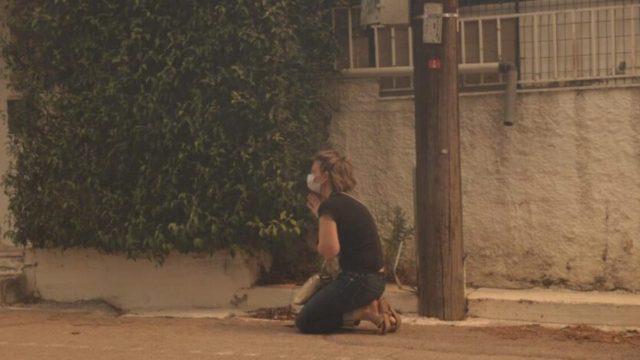 Εικόνα αποκάλυψης στην Πάρνηθα: Γυναίκα προσεύχεται βλέποντας τις φλόγες να πλησιάζουν το σπίτι της