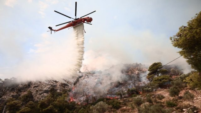 Φωτιά στη Βάρη – Η πυρκαγιά ξεκίνησε από κεραυνό (Video)