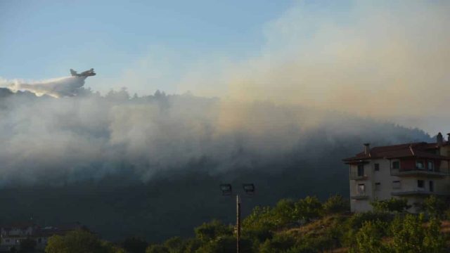 Μεγάλη φωτιά ανάμεσα σε Φθιώτιδα και  Βοιωτία – Καίει δασική έκταση πίσω από τη ΛΑΡΚΟ