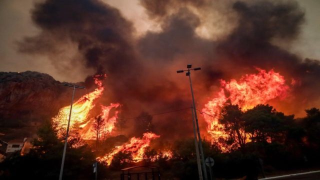 Σε πύρινο κλοιό η Ελλάδα: Εφιαλτικό ξημέρωμα στην Πάρνηθα! Ανεβαίνει στις πλαγιές η πυρκαγιά – Καίγεται για 5η μέρα η Αλεξανδρούπολη – Ξεκίνησαν να επιχειρούν τα εναέρια μέσα