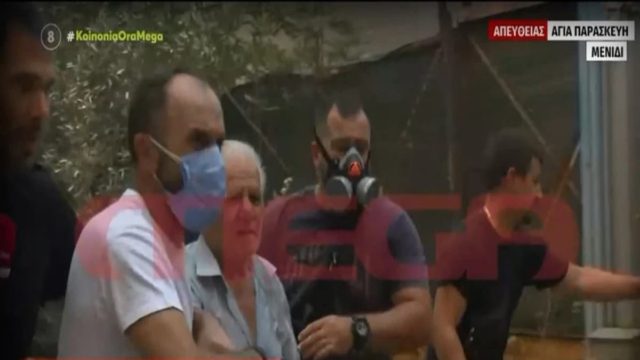 Φωτιά στο Μενίδι: «Ελάτε έξω, θα τα φτιάξουμε όλα!» – Δραματική έκκληση σε ηλικιωμένο – Έβλεπε το σπίτι του να καίγεται και πήγαινε κατά πάνω του (Video)