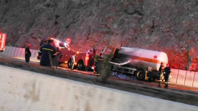 «Είδαμε οδηγούς να μεταφέρουν μωρά! Ηλικιωμένοι να είναι μέσα στη ζέστη και να μην έχουν νερό» – Μαρτυρία σοκ για το πολύωρο «κλείσιμο» στην Εθνική οδό Αθηνών-Κορίνθου (Video)
