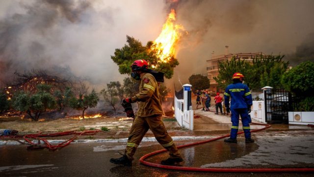 Φωτιές στην Ελλάδα: Πού έχει διακοπεί η κυκλοφορία των οχημάτων – Οι κυκλοφοριακές ρυθμίσεις στα πύρινα μέτωπα