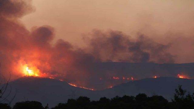 Σε πύρινο κλοιό η χώρα: Αναζωπυρώσεις στην Πάρνηθα! Εκκενώθηκαν τρεις περιοχές στον Έβρο και μία στη Ροδόπη – Μεγάλη η επιχείρηση στην Άνδρο όπου μαίνεται η πυρκαγιά (Video)