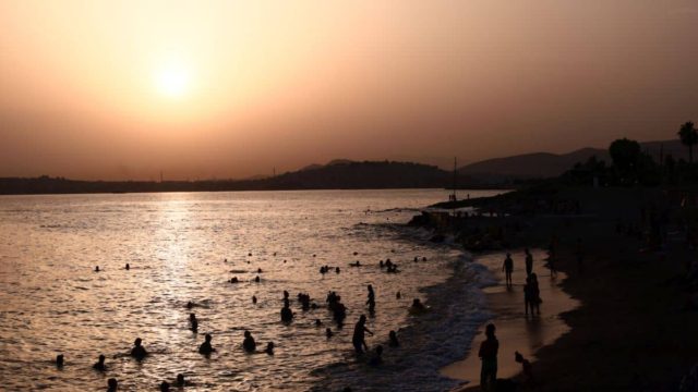 Η φωτογραφία της ημέρας: Αύγουστος, νυχτερινό μπανάκι