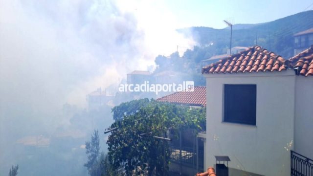 Αρκαδία: Φωτιά σε κατοικημένη περιοχή – Μέσα στις αυλές οι φλόγες! (photos)