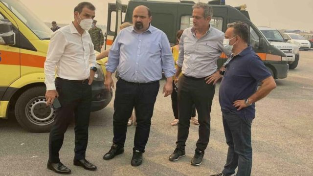 Φωτιά στην Αλεξανδρούπολη: Κυβερνητικό κλιμάκιο στο πλωτό νοσοκομείο για τη μεταφορά των ασθενών μετά την εκκένωση (photos)