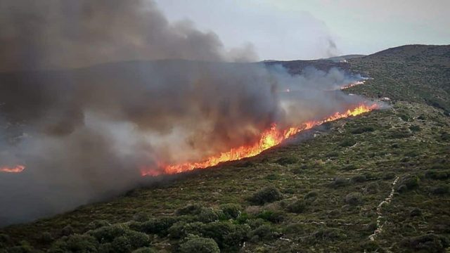 Φωτιά στην Άνδρο: «Νόμιζα ότι τελείωσε το άστρο μου» – Συγκλονιστική μαρτυρία του οδηγού της υδροφόρας που κάηκε (Video)