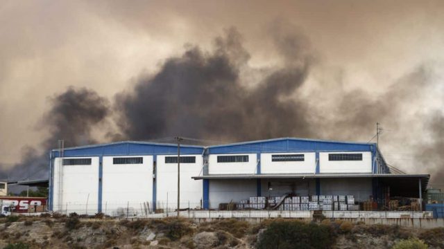 «Να σας πληροφορήσω για κάτι που μου είπε ένας κάτοικος»: Ο δήμαρχος Ασπρόπυργου αποκαλύπτει για την φωτιά (video)