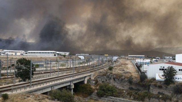 Στο «κόκκινο» ο Ασπρόπυργος: Φωτιά καίει σε διάσπαρτες εστίες – Ήχησε το 112 για εκκένωση στη Λάκκα Κατσαρή (video)