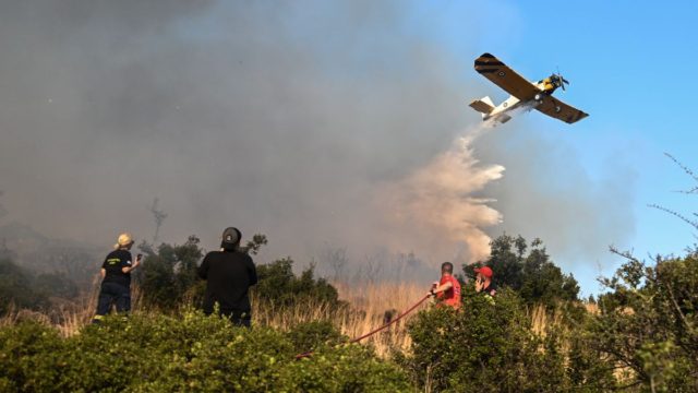Φωτιά στον Ασπρόπυργο – Στο σημείο επιχειρούν επίγειες και εναέριες δυνάμεις