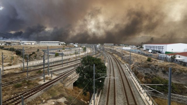 Θρίλερ με την φωτιά στον Ασπρόπυργο: Κλειστή η Αττική Οδός και στα δύο ρεύματα