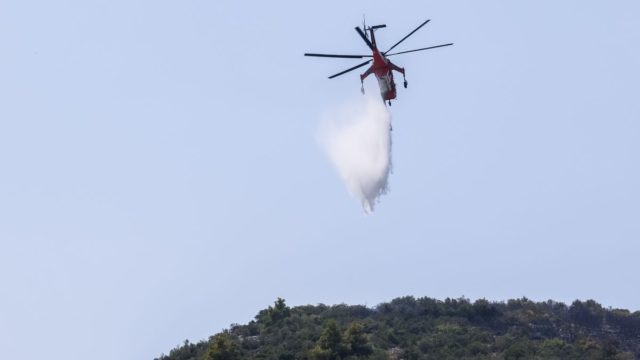 Φωτιά στον Αυλώνα: Στη δημοσιότητα φωτογραφίες-ντοκουμέντα από τις προσπάθειες εμπρησμού (photos)