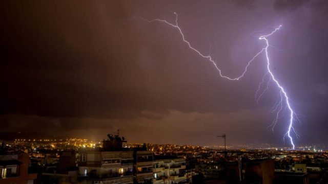 Πρωτοφανές: 270 κεραυνοί μέσα σε μια ώρα «χτύπησαν» τη Βάρη – Προκάλεσαν φωτιά σε έξι διάσπαρτα σημεία (videos)