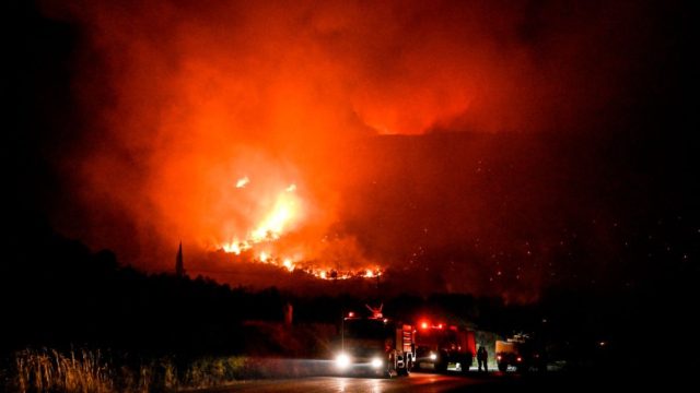 Δεν υποχωρεί η φωτιά στη Βοιωτία: 25 χιλιόμετρα μέτωπο – Έμειναν άγρυπνοι οι πολίτες (video)