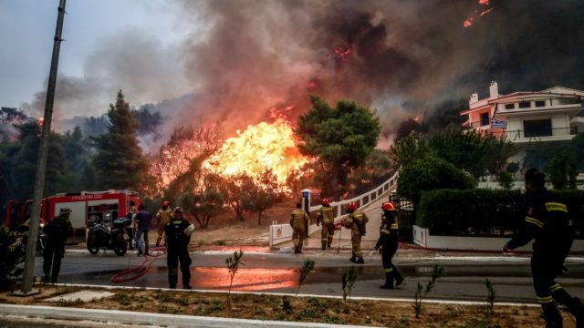 Δραματικές ώρες στην Πάρνηθα: Εκκενώνεται ο οικισμός Αγία Παρασκευή στο Μενίδι – Μέσα στα σπίτια οι φλόγες (Video)