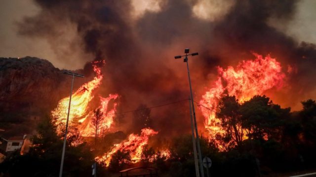Φωτιά στη Φυλή: Αγνοείται ένας 77χρονος στη Χασιά (video)