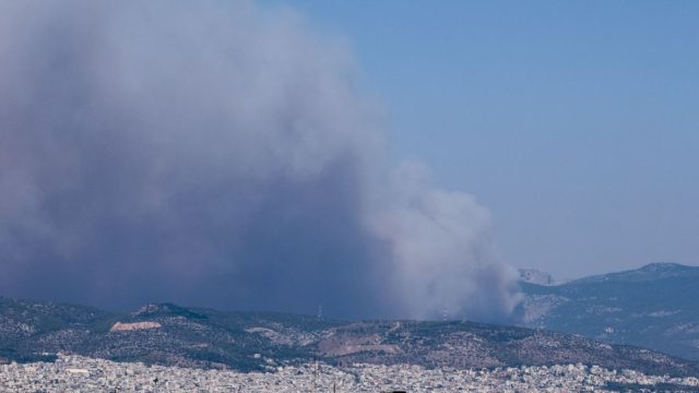 Φωτιά στη Φυλή κοντά στη Μονή Κλειστών: «Γλείφουν» την Πάρνηθα οι φλόγες! – Σπεύδουν οι πυροσβεστικές δυνάμεις (photos)