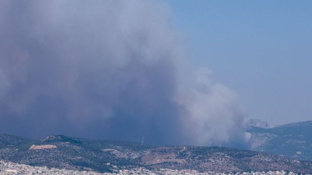 Πύρινη λαίλαπα στη Φυλή: Καίγονται σπίτια, εκκενώνουν προς Άνω Λιόσια – Κλειστή η Αττική Οδός (photos-video)