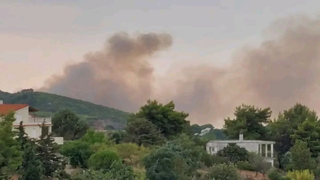 Φωτιά στο Γραμματικό: Τέσσερις διάσπαρτες εστίες καίνε ταυτόχρονα μετά από σαρωτικό πέρασμα κεραυνών! (photos)