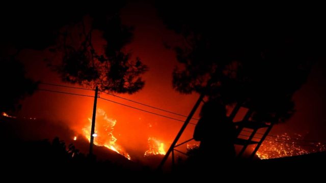 Φωτιά στην Κύπρο: Ολονύχτια μάχη με τις φλόγες στη Λεμεσό – Φτάνουν στη Μεγαλόνησο δύο καναντέρ από την Ελλάδα (video)