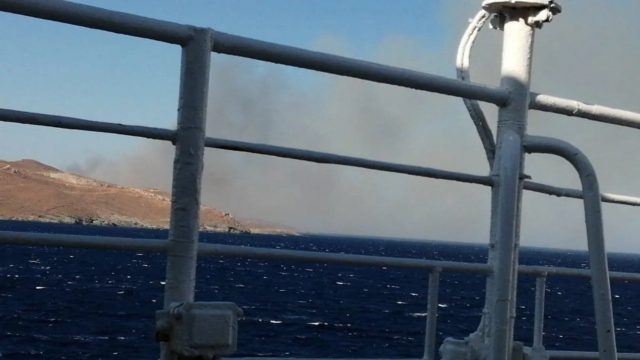 Φωτιά στην Κύθνο πολύ κοντά σε ξενοδοχείο – Θυελλώδεις άνεμοι και μήνυμα από το «112» για εκκένωση