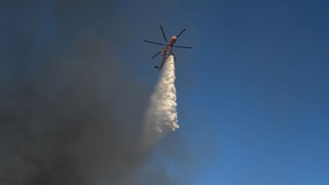 Φωτιά στα Μέγαρα – Επιχειρούν επίγειες και εναέριες δυνάμεις