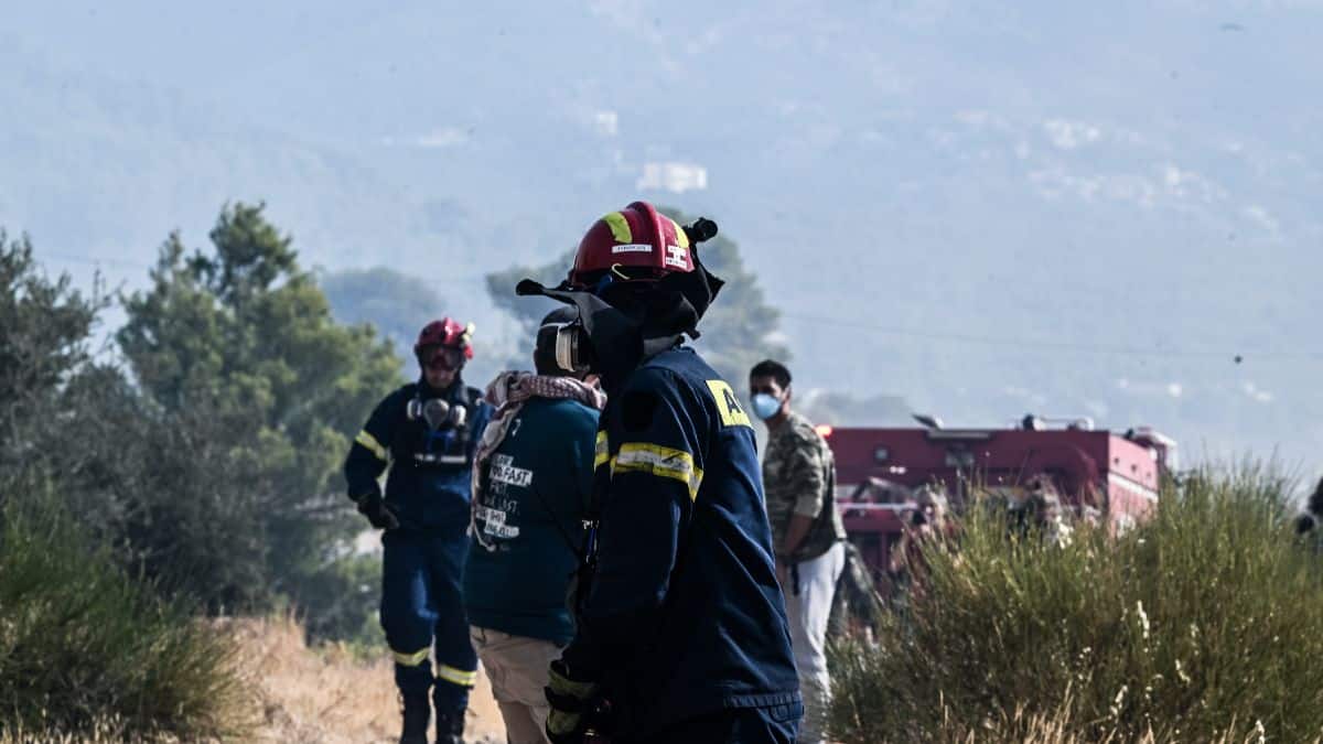 Φωτιά στο Ολυμπιακό Χωριό – Επιχειρούν επίγειες δυνάμεις της Πυροσβεστικής