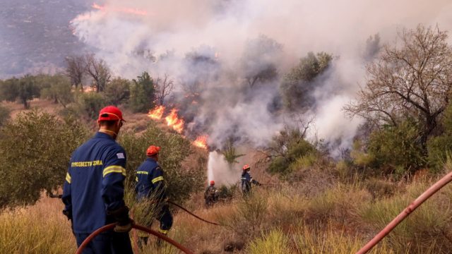 Φωτιά στην Παιανία: Καίει πίσω από τα παλιά studio του Alpha