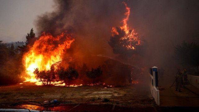 Πάρνηθα: Ανατριχιάζει ο ήχος της φωτιάς που «αφανίζει» την Αγία Παρασκευή στο Μενίδι (video)