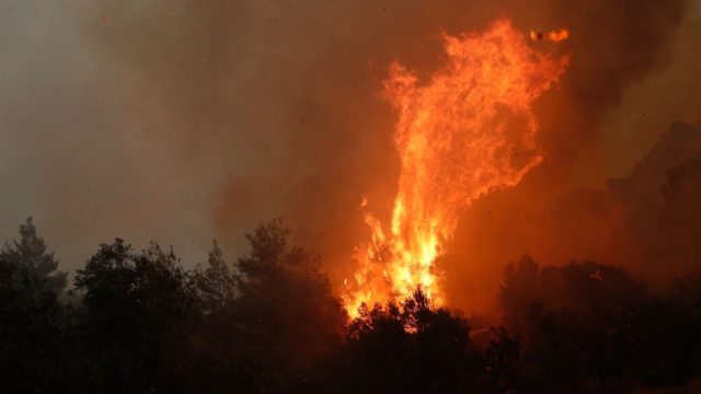 Εφιαλτική νύχτα στην Πάρνηθα: «Έκρηξη» της φωτιάς που φτάνει στο τελεφερίκ – Ήχησε το 112 για εκκένωση στις 4 τα ξημερώματα (videos-photos)