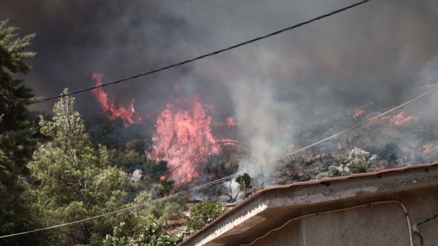Φωτιά στην Πάρνηθα: Μια ανάσα από τη λεωφόρο, δίπλα στις ταβέρνες – Στα «καρφιά» αν θα φτάσει το μέτωπο στους Θρακομακεδόνες (video)