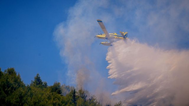 Φωτιά στα Γρεβενά: Αναζωπυρώθηκε και καίει κοντά σε οικισμό