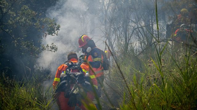 Φωτιά στην Ιεράπετρα – Συναγερμός για καύσιμη ύλη, καίει σε ποταμίδα