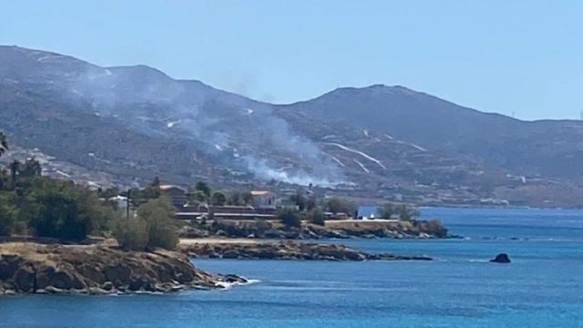 Φωτιά στην Κάρυστο – «Καίει σε παραθεριστικές κατοικίες» λέει ο δήμαρχος