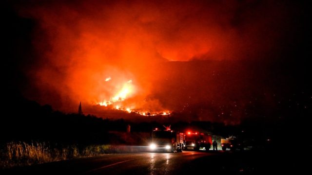 Φωτιά στην Πάρνηθα: Προσπαθούσαν να ανέβουν με 19 αναπτήρες και 2 σπρέι οι συλληφθέντες στο Μενίδι – Το μπλόκο της ομάδας ΔΙΑΣ (video)