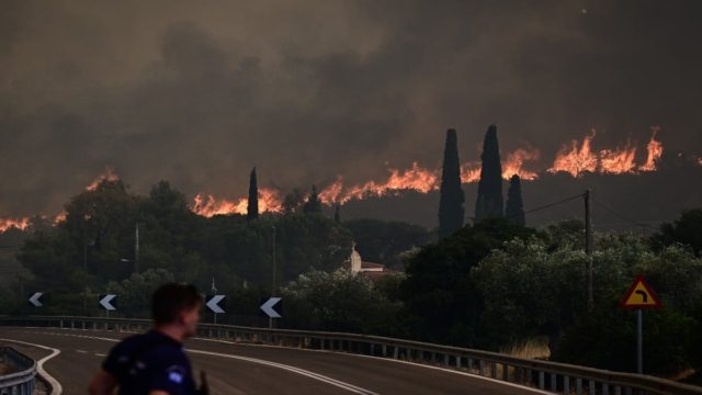 Φωτιά στον Ασπρόπυργο: Σε εξέλιξη το πύρινο μέτωπο – Εναέρια μέσα ρίχτηκαν στην μάχη μετά τον ολονύχτιο αγώνα των χερσαίων δυνάμεων (video)