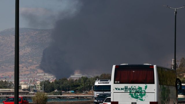 Πανικός από φωτιά που ξέσπασε στον Ασπρόπυργο – Αναφορές για εκρήξεις