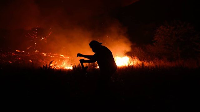 Αυτός είναι ο 45χρονος πρώην δικηγόρος και βασικός ύποπτος για τη φωτιά στον Αυλώνα – Οι μαρτυρίες πολιτών (video)