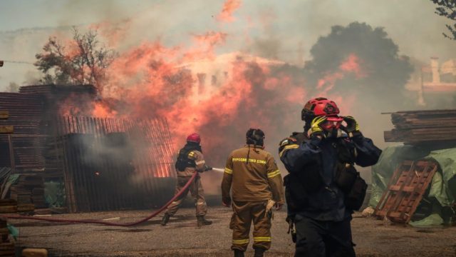 Καίγεται χωρίς έλεος για 9η μέρα ο Έβρος: Μεγάλες οι αναζωπυρώσεις σε τόξο πολλών χιλιομέτρων – Απειλούνται οικισμοί, μηνύματα του «112» για εκκενώσεις (video)