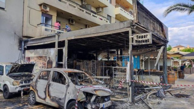 Ρέθυμνο: Ανήλικος έβαλε την φωτιά σε σούπερ μάρκετ που κάηκε ολοσχερώς (photos)