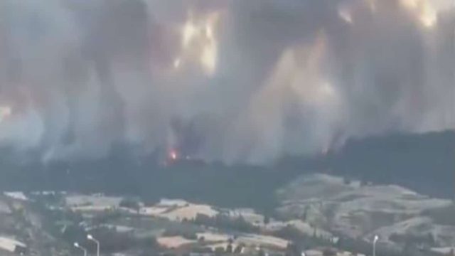 Τουρκία: Εκκενώθηκαν 7 χωριά και η πανεπιστημιούπολη λόγω φωτιάς στα στενά των Δαρδανελίων (video)