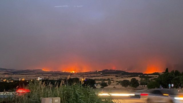 Θρίλερ στην Τουρκία: Ξαναέκλεισαν τα στενά των Δαρδανελίων λόγω της φωτιάς στο Τσανάκαλε (video)